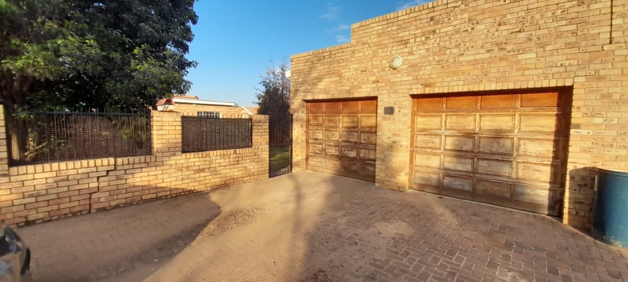 To Let 2 Bedroom Property for Rent in Flamwood North West